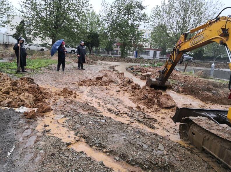 大连暴雨连连，铺轨一标项目彻夜奋战，全力抗洪