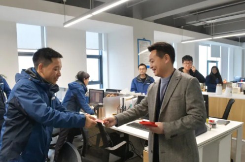 董事长沈洋为员工派发开工红包