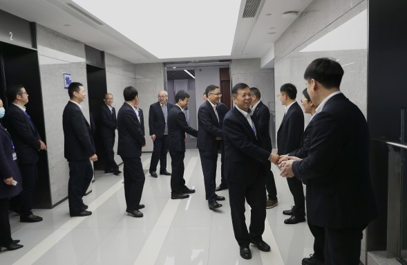 公司领导为干部职工送祝福、鼓干劲