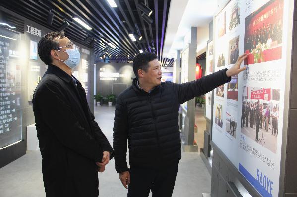 青山区委常委、组织部部长何慧超调研指导宝业党建工作