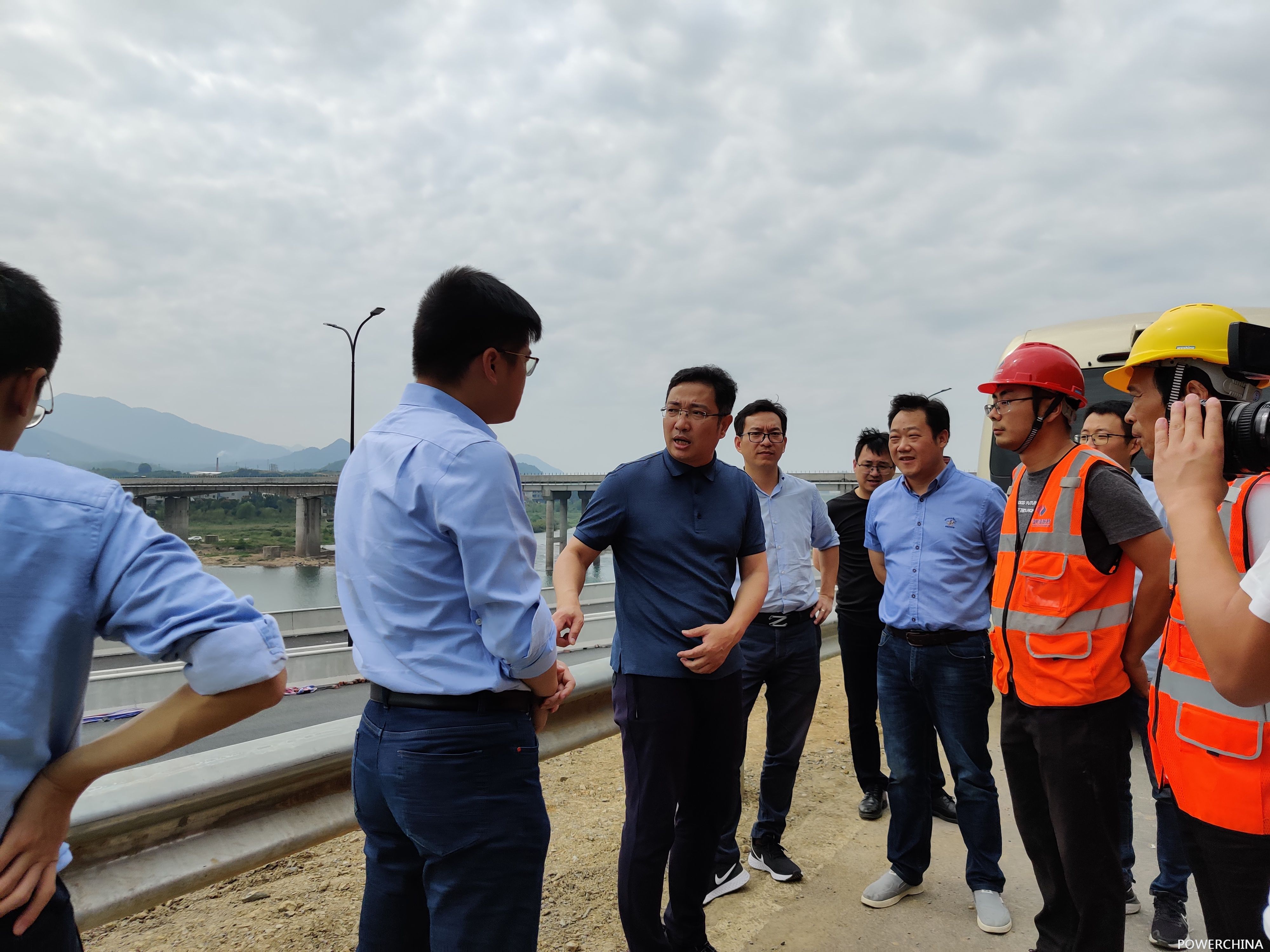 常山县县长张少华一行到沿江公路项目施工现场调研