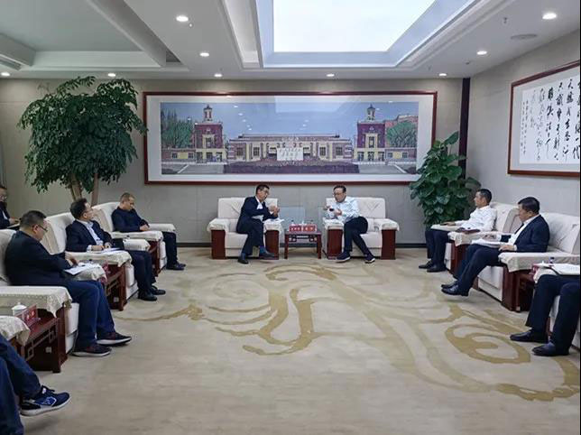 王珂平与长春市汽开区党工委副书记、 管委会主任程宇举行会谈
