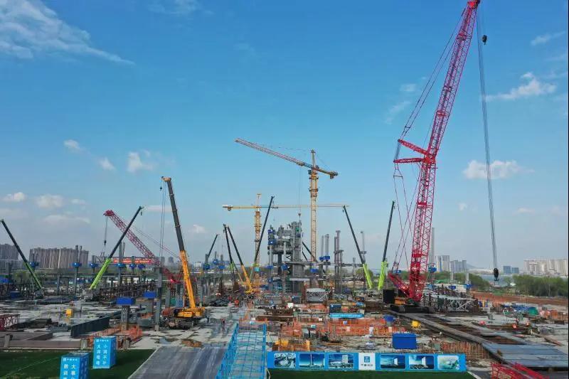凝聚各方力量 吹响冲锋号角—扬子江国际会议中心建设项目屋面桁架首吊成功