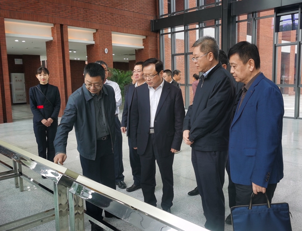 市政府副市长、市政协副主席屈谦调研国科大重庆学院项目