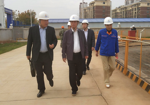 十五冶总经理喻振贤赴工程总承包事业部吕四连住宅小区项目部调研