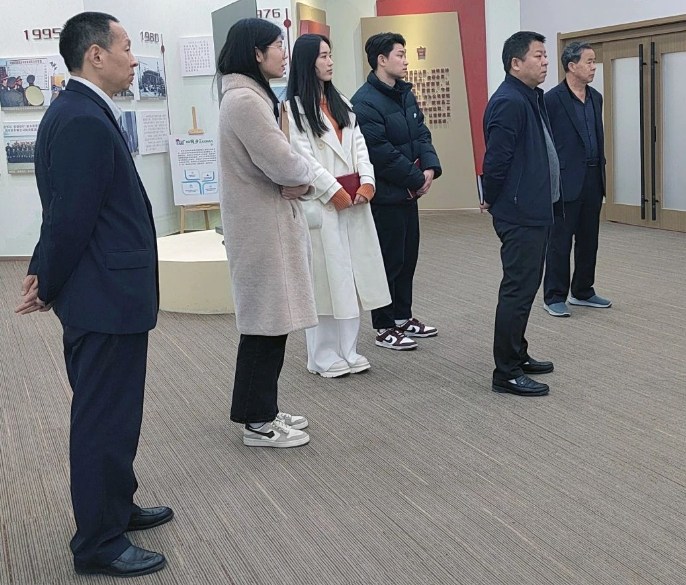 桐柏路街道办事处组织员李华强一行莅临新蒲建设集团走访调研