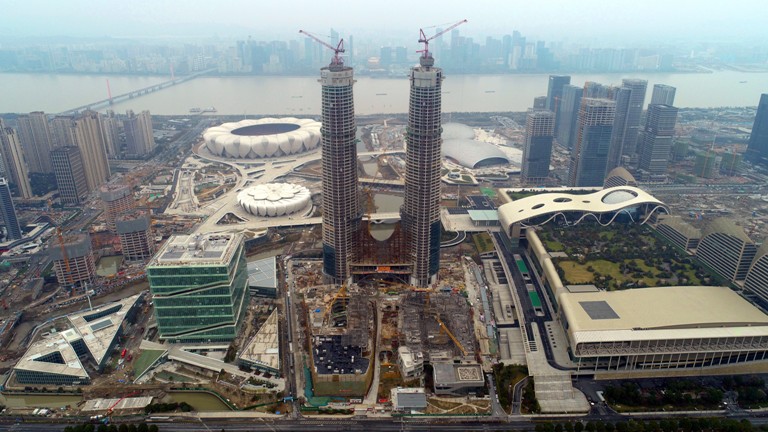 七建集团承建的杭州市天际线“第一高度”绿地中心杭州之门项目傲然挺立钱塘江畔