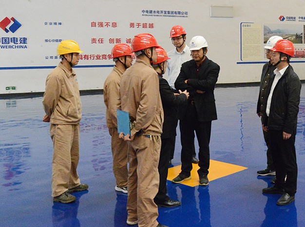 杜学泽到圣达公司、检修公司检查指导工作 