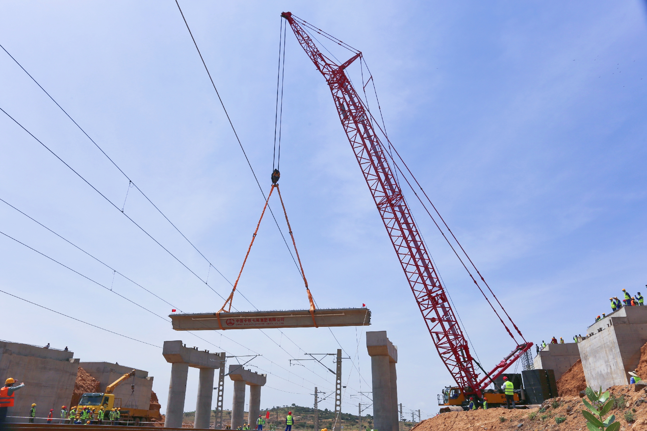中铁七局承建的埃塞56公里公路项目唯一跨铁路架梁“首架”成功