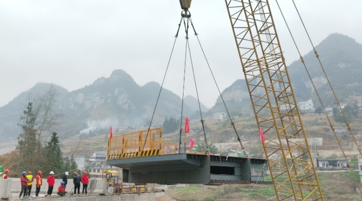 镇果公路长安互通项目顺利完成首吊