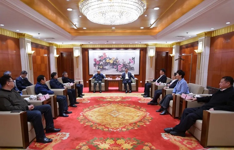 赵时运与蚌埠市委书记黄晓武、市长王诚举行工作会谈