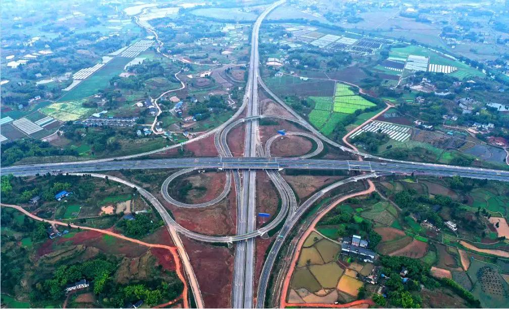 重庆市第一条绿色高速公路如期建成，“绿色通道“畅通无阻