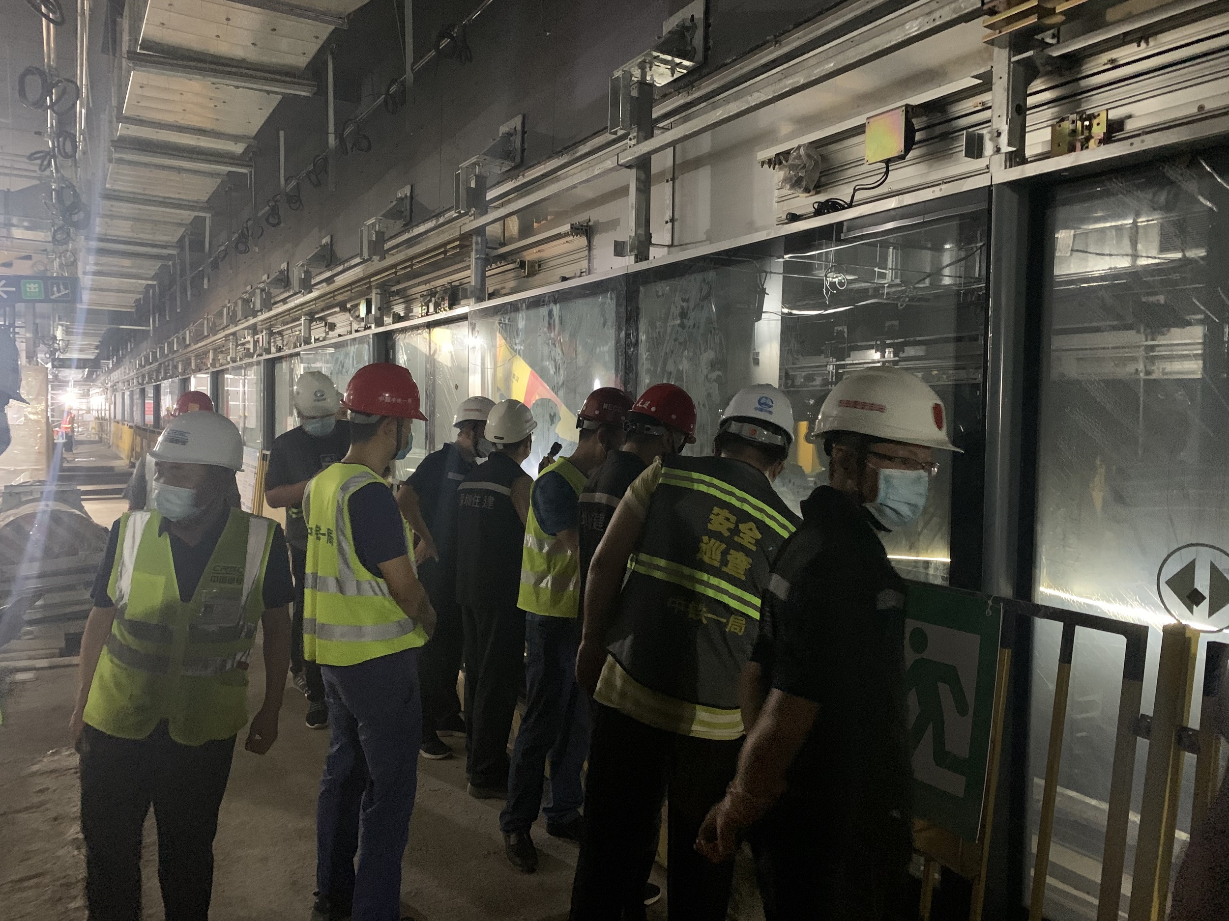 深圳市市政站副站长王天宝查看中铁一局电务公司深圳地铁3号线南延接触轨项目施工情况