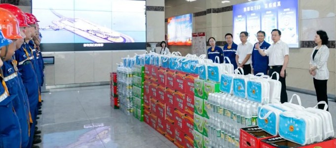 鄂州市委书记孙兵慰问高温一线职工