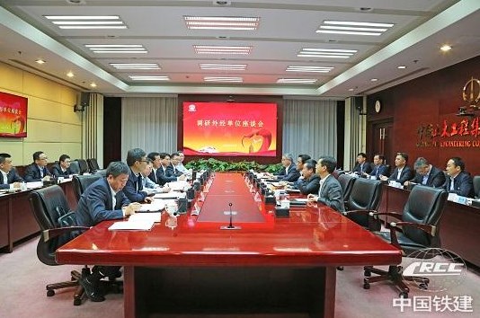 戴和根调研外经单位并召开座谈会