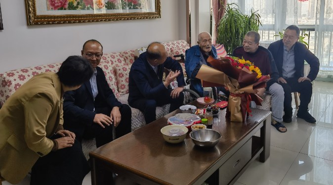 省委组织部一行慰问公司百岁离休干部