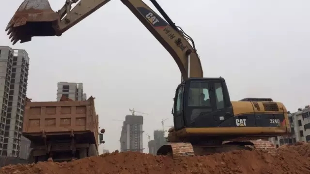 不忘初心紧急施工 合规管理点面达标 --苗南规划路项目