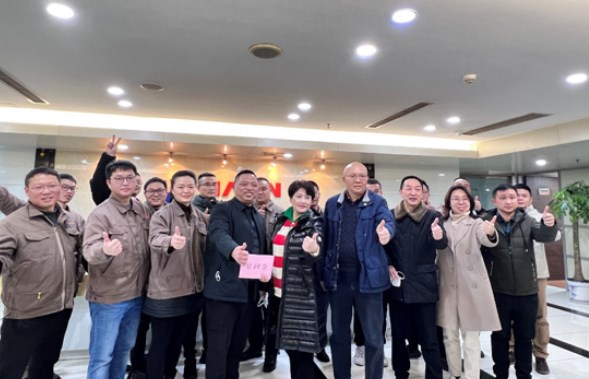 慰问参建方舱“华兴人” 赞誉冲锋在前“显担当”