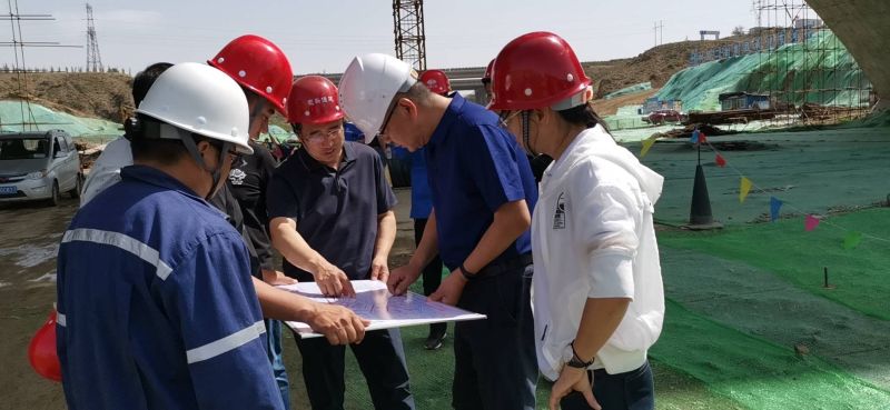 包头市住房与城乡建设局副局长水波一行到 包头市北梁腾空区道路管网项目检查指导工作