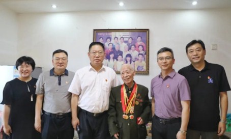 湖南四建集团副总经理熊用机慰问公司老党员、困难党员