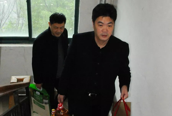 韩书记一行慰问困难职工