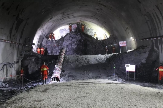 战疫情斗艰险，建设者奋战中老铁路！
