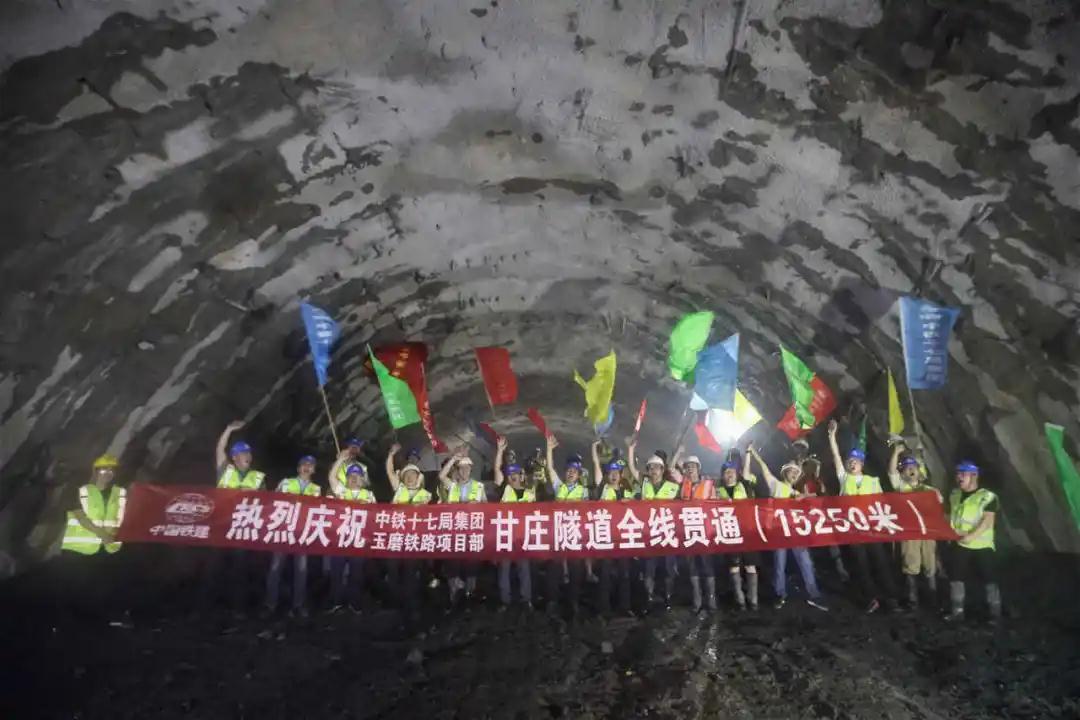 攻难关 筑精品 | 四公司承建玉磨铁路首条15公里一级高风险甘庄隧道顺利贯通