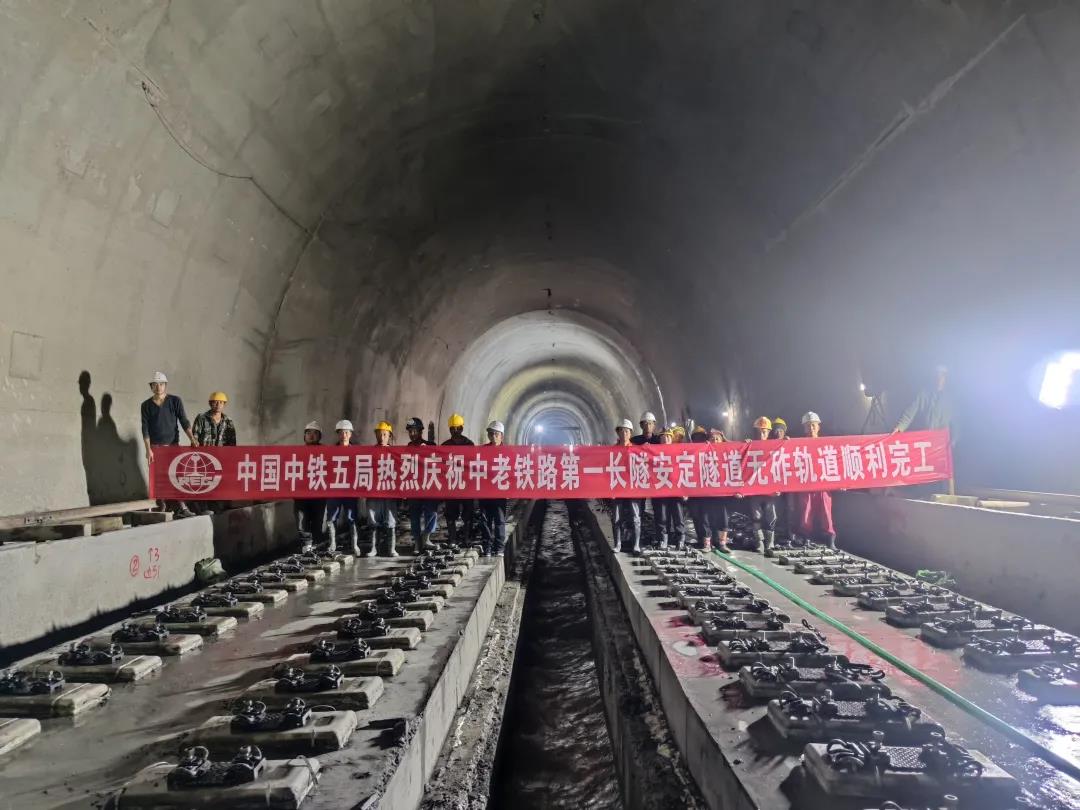 【捷报】玉磨铁路第一长隧无砟轨道施工完成