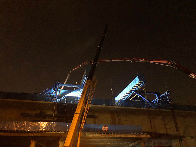 公司郑济项目部首个悬臂连续梁顺利合拢