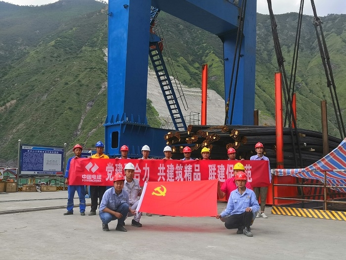 杨房沟水电站进水口双向门机通过负荷试验