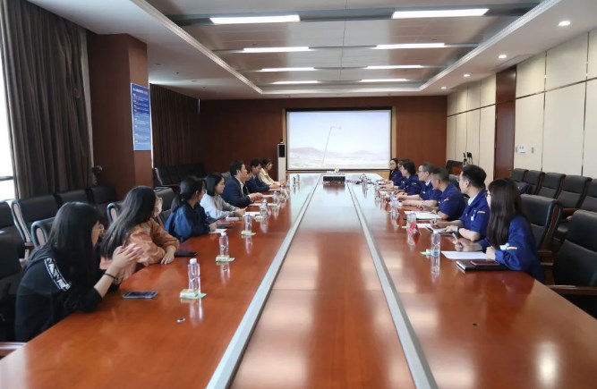 徐工消防与南京大学外国语学院举行就业实习基地授牌仪式及合作研讨会
