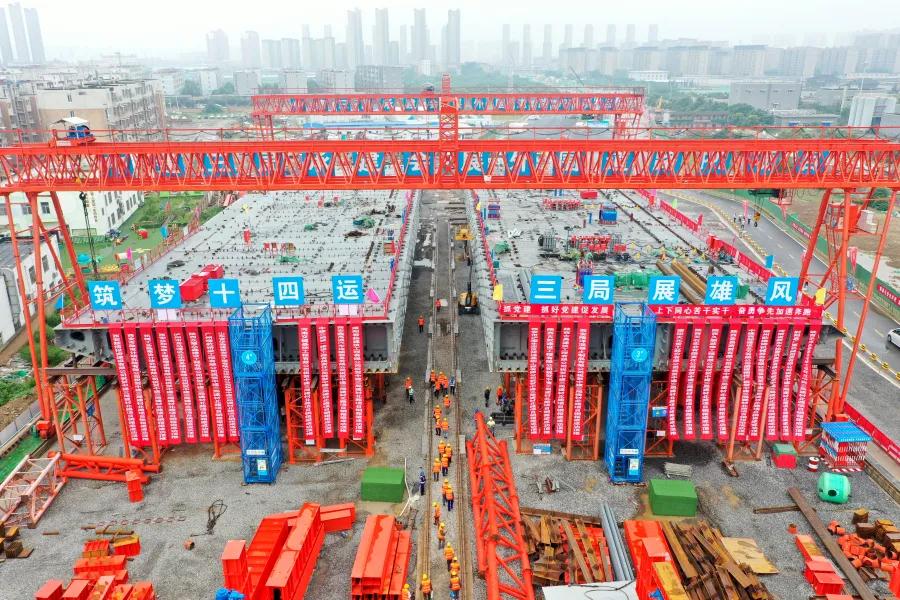 世界第一宽双塔空间双索面自锚式悬索桥完成首次钢箱梁顶推