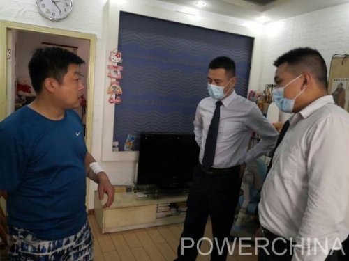 电建物业员工见义勇为 徒手制服持刀精神病人