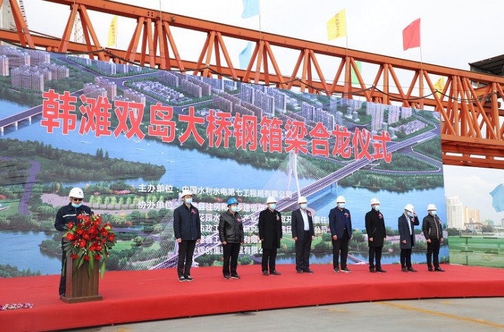 1.7万吨公司承建成都最重钢箱梁桥合龙