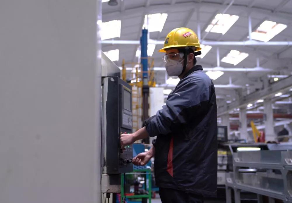 新华社报道：柳工一位车间班长复工后的一天！