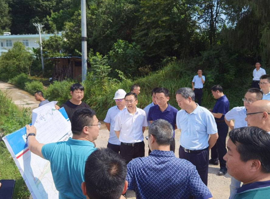 黔江区委书记徐江调研黔江区过境高速公路