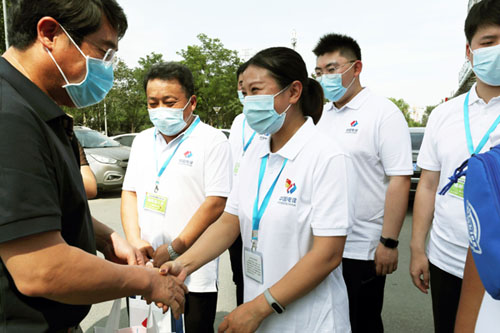 常满祥带队慰问下沉社区党员干部职工