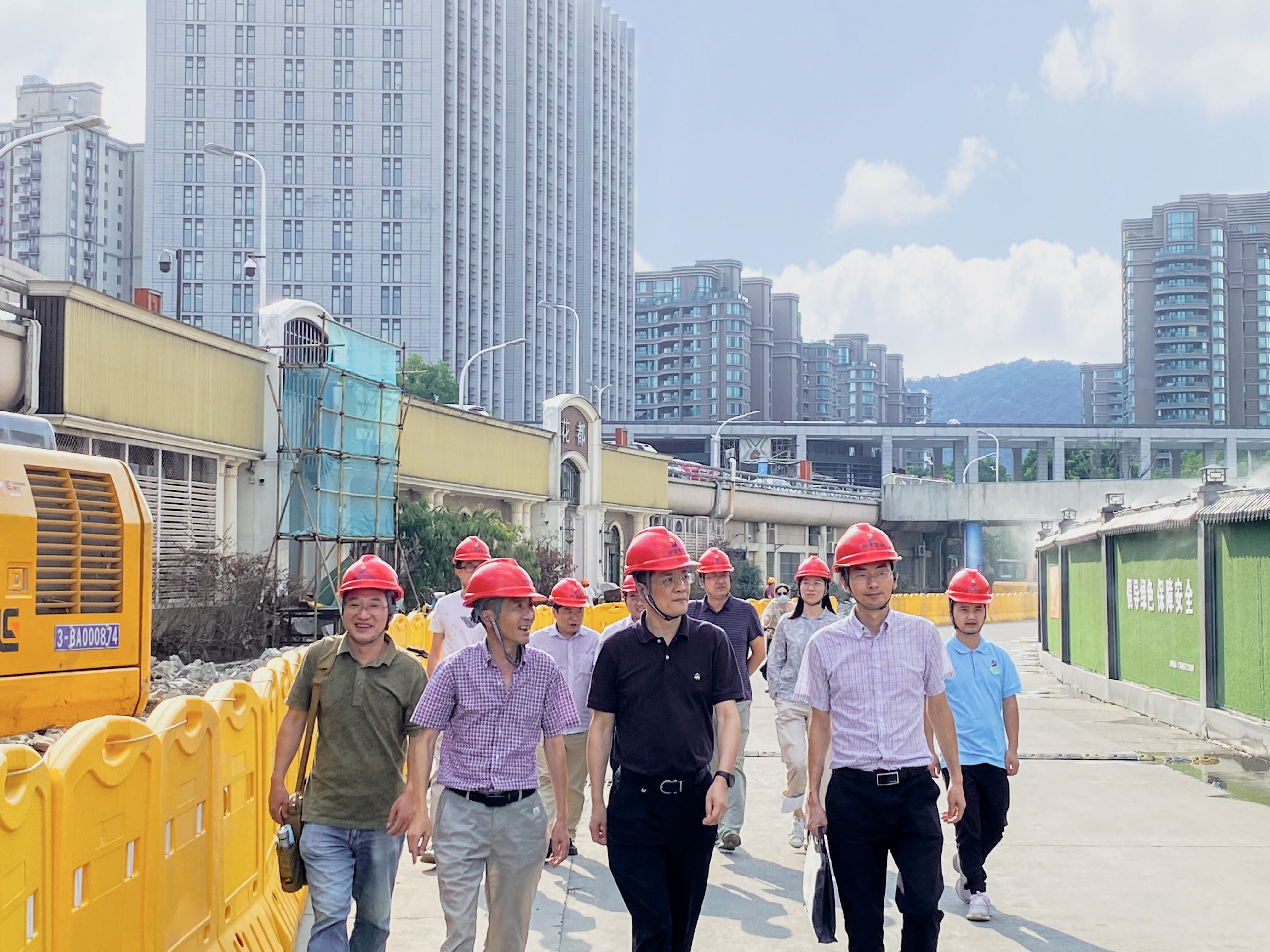浙建集团科技信息部经理郑晖到集团黄龙亚运会项目调研