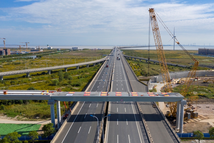 首跨东海大桥 S2公路-海港大道立交工程完成上跨大桥叠合梁架设