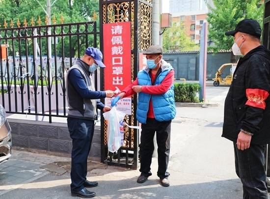 丰台区人大代表、新兴建筑党委副书记王树旗深入社区助力防疫工作