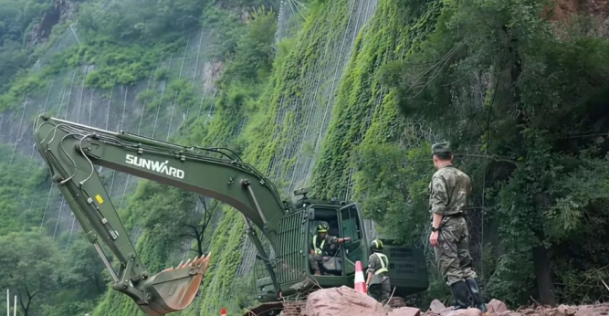 关注！山河智能应急救援装备助力武警冲锋北京暴雨抢险救灾一线！