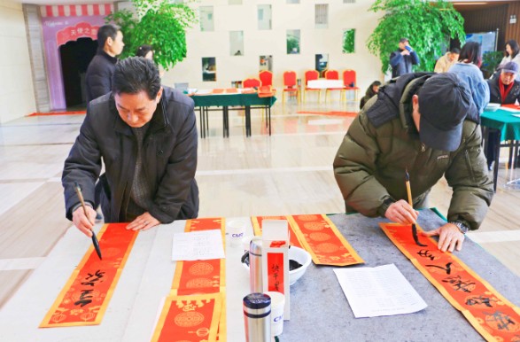 墨香浓情迎新春 义写春联送祝福
