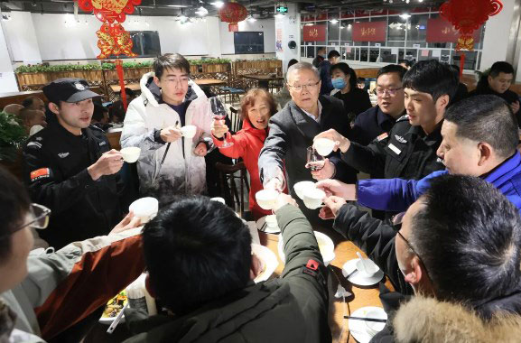 山河智能董事长何清华与留厂员工一起过大年！
