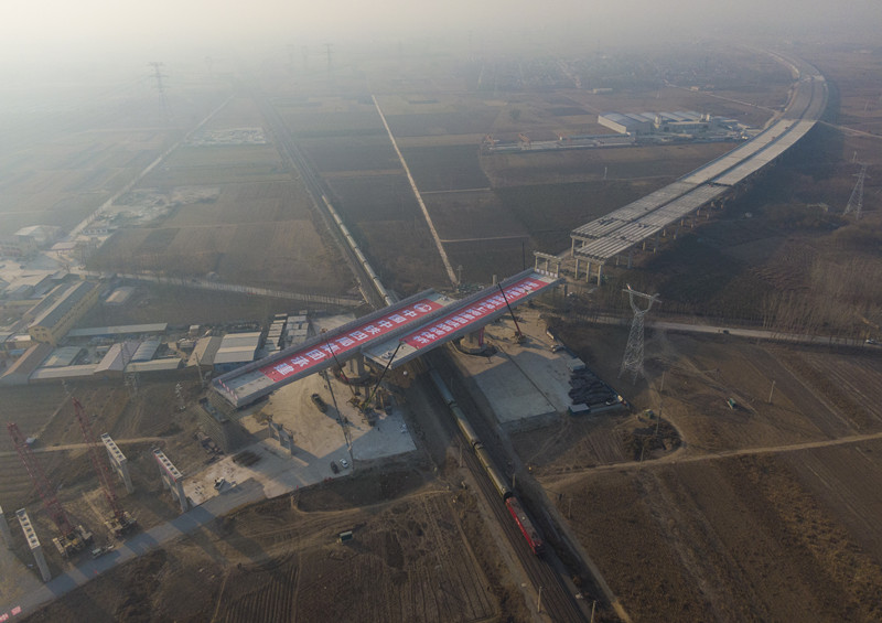 荣乌高速公路新线上跨津霸铁路转体桥成功转体荣乌高速公路新线上跨津霸铁路转体桥成功
