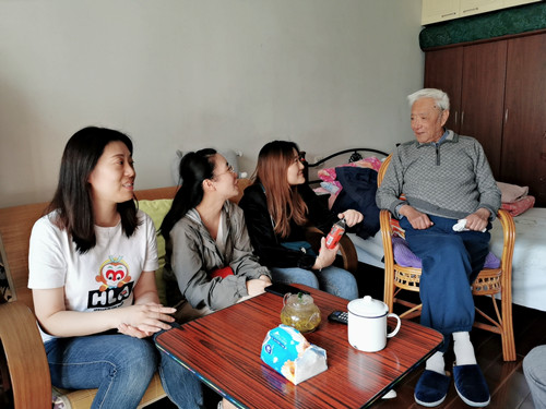 公司团支部联合海博供应链团支部开展 “忘年交”志愿者活动慰问离退休老干部