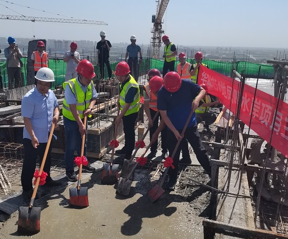 西北分公司华耀城5#地凤鸣水岸三期主体工程顺利封顶