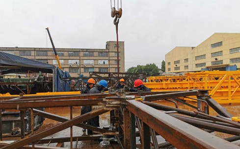 【实干担当勇作为】吴泾基地综合班组冒雨抢工