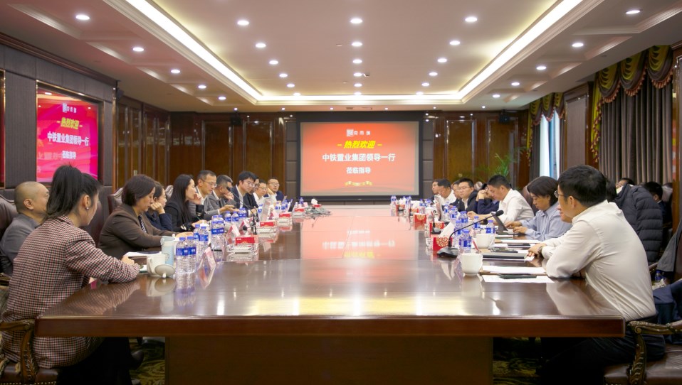 申凌云与克而瑞信息集团董事长丁祖昱在上海举行会谈