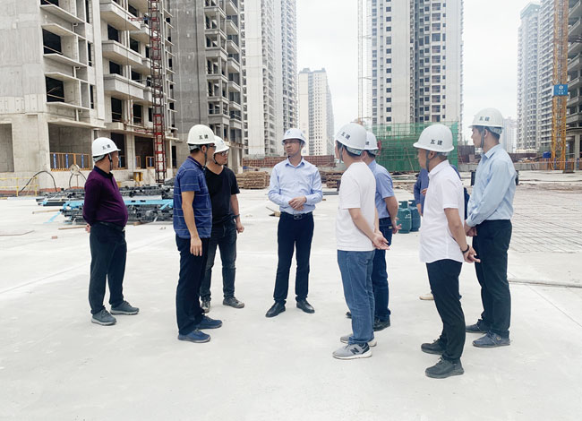 何显文到一分公司路桥·锦绣熙园项目检查指导工作