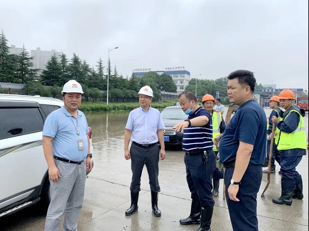 齐心协力 不惧风雨 武汉建工冲锋在防汛抢险第一线